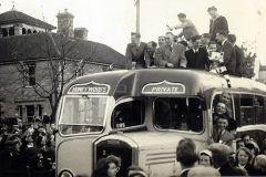 1953-Senior-Cup-team-arrive-home-
